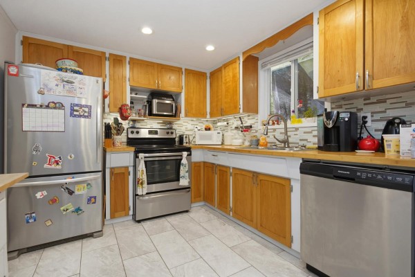 404 Bruneau Place, Langley, BC V4W3K9 Photo 5