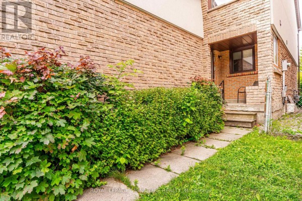Kitchen - 4040 Silverhaze Road, Mississauga, ON L4W3K1 Photo 3