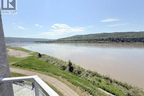 Living room - 405, 9810 94 Street, Peace River, AB T8S1J2 Photo 4