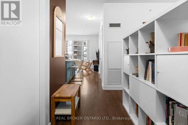 Kitchen - 405 - 10 Park Lawn Road, Toronto, ON M8V0H9 Photo 3