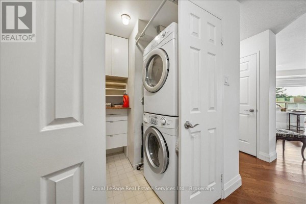 Kitchen - 405 - 2511 Lakeshore Road W, Oakville, ON L6L6L9 Photo 4
