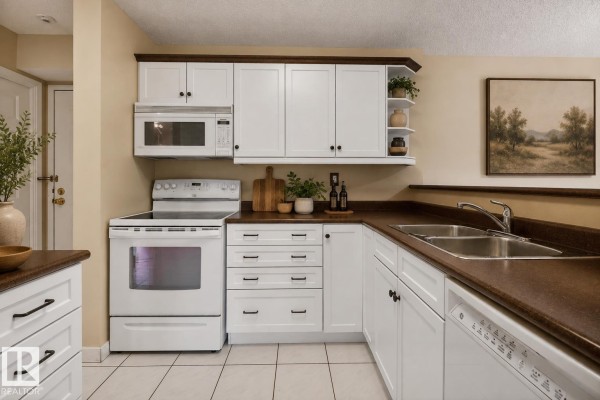 Kitchen - #405 10545 Saskatchewan Dr Nw, Edmonton, AB T6E6C6 Photo 3
