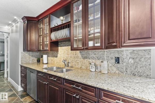 Kitchen - #405 10745 83 Av Nw, Edmonton, AB T6E2E5 Photo 3