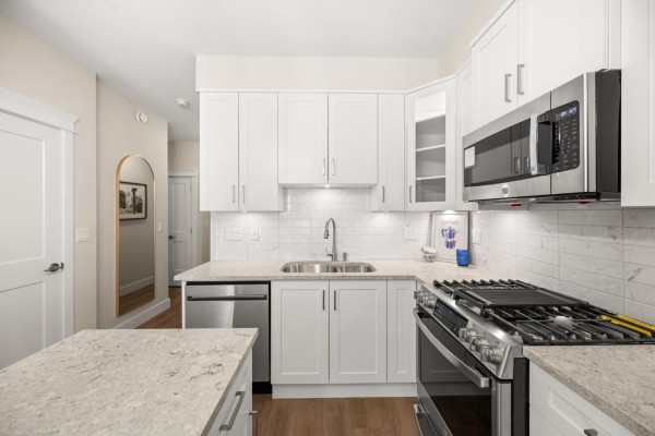 405 11063 Ravine Road, Surrey, BC V0V0V0 Photo 4