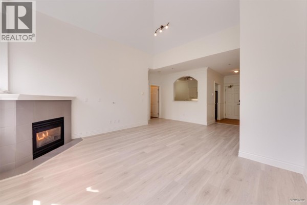 405 3625 Windcrest Drive, North Vancouver, BC V7G2S6 Photo 4