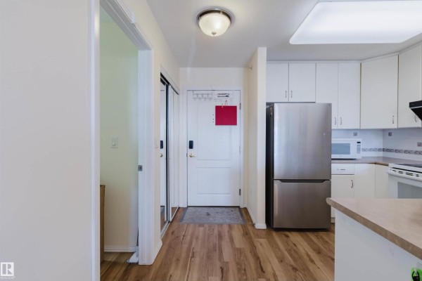 Kitchen - #405 8922 156 St Nw, Edmonton, AB T5R5Z3 Photo 3