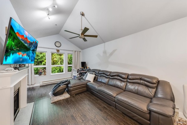405 9688 148 Street, Surrey, BC V3R0W2 Photo 3