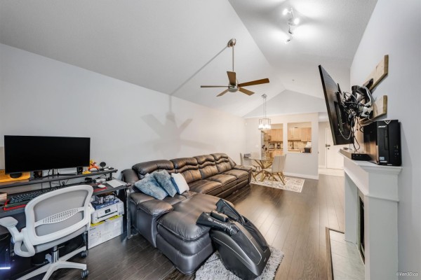 405 9688 148 Street, Surrey, BC V3R0W2 Photo 4