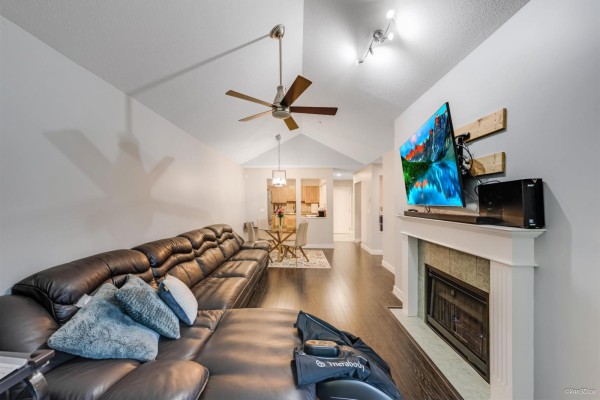 405 9688 148 Street, Surrey, BC V3R0W2 Photo 5