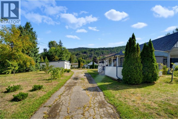 Kitchen - 405 Gillis Avenue, Sicamous, BC V0E2V1 Photo 5