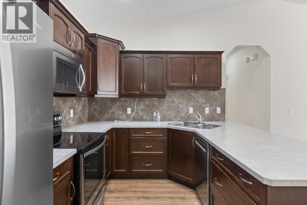 Bedroom - 405 Sunvale Crescent Ne, High River, AB T1V0E8 Photo 5