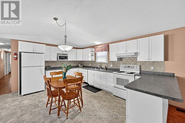 4052 Ash Crescent, Severn, ON L3V6H4 Photo 5