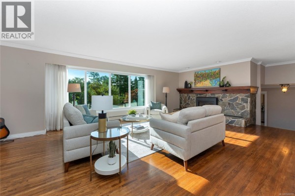4052 Ebony Pl, Saanich, BC, photo 2
