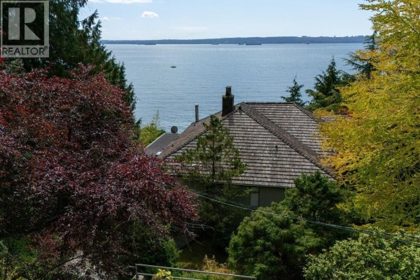 4052 Marine Drive, West Vancouver, BC V7V1N6 Photo 4
