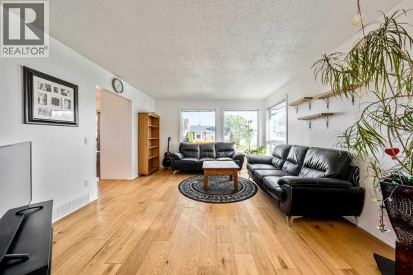 Bedroom - 4055 Dovercroft Road Se, Calgary, AB T2B1Z6 Photo 5