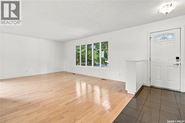 Living room - 4059 Elphinstone Street, Regina, SK S4S3L1 Photo 2