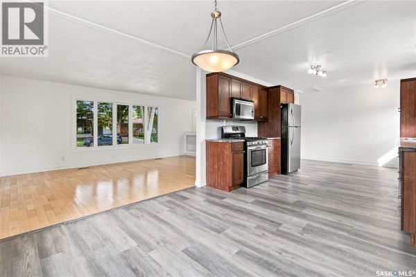 Kitchen - 4059 Elphinstone Street, Regina, SK S4S3L1 Photo 4