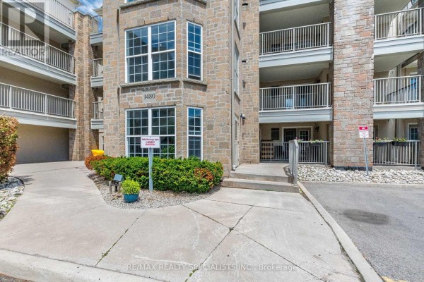 Kitchen - 406 - 1480 Bishops Gate, Oakville, ON L6M4N4 Photo 3