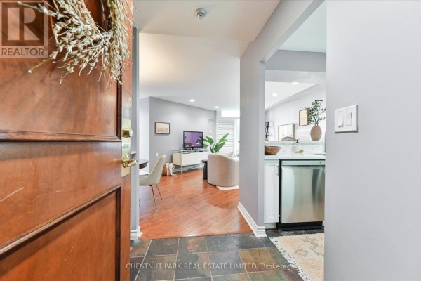 Living room - 406 - 1750 Bayview Avenue, Toronto, ON M4G4H6 Photo 2