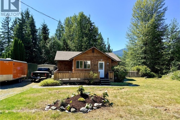 Living room - 4069 Nimpkish Cres, Woss, BC V0N3P0 Photo 4