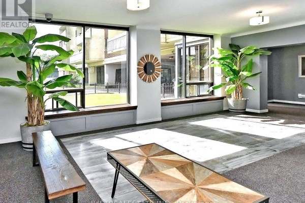 Living room - 407 - 5 Massey Square, Toronto, ON M4C5L6 Photo 2