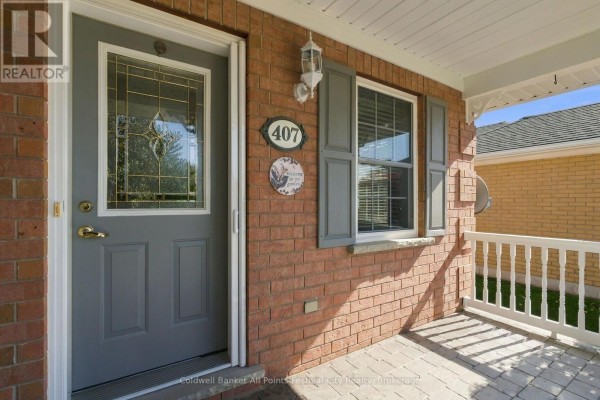Living room - 407 Warren Street, Goderich), ON N7A4M5 Photo 4