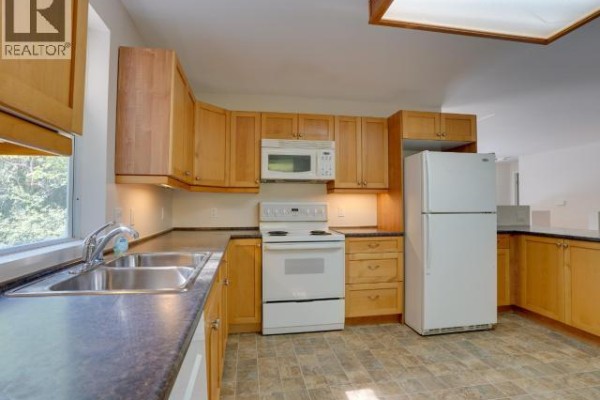 Primary Bedroom - 4070 Highway 101, Powell River, BC V8A4Z3 Photo 4