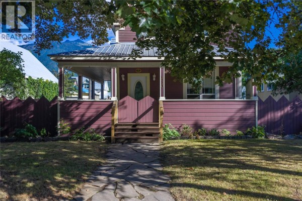 Primary Bedroom - 408 & 410 Mackenzie Avenue, Revelstoke, BC V0E2S0 Photo 4