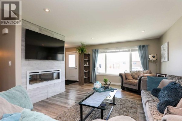 Living room - 408 11b Street, Nobleford, AB T0L1S0 Photo 5