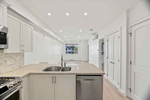 408 14588 Mcdougall Drive, Surrey, BC V4P0H1 Photo 5
