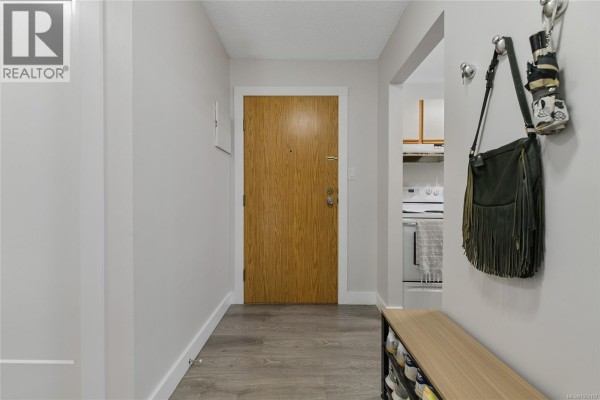 Laundry room - 408 1655 Begbie St, Victoria, BC V8R1L4 Photo 2