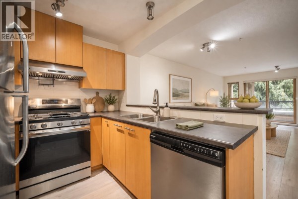 408 9319 University Crescent, Burnaby, BC V5A4Y5 Photo 4