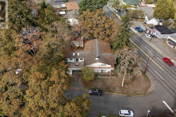 4086 Quadra St, Saanich, BC, photo 2