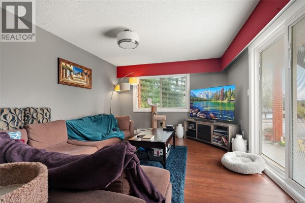 Family room - 4086 Quadra St, Saanich, BC V8X1K6 Photo 5
