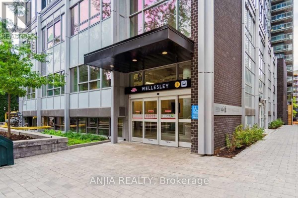 Kitchen - 409 - 17 Dundonald Street, Toronto, ON M4Y1K3 Photo 4