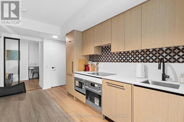 Kitchen - 409 - 5 Lakeview (short Term) Avenue, Toronto, ON M6H0H3 Photo 3