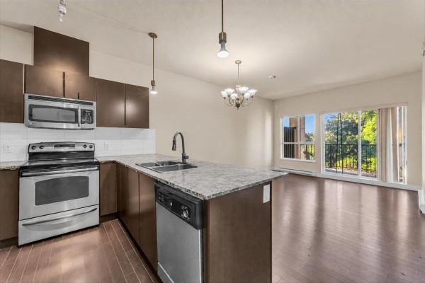 409 9655 King George Boulevard, Surrey, BC V3T0C7 Photo 2