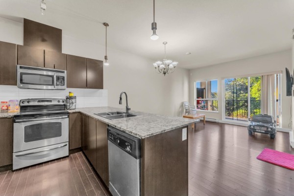 409 9655 King George Boulevard, Surrey, BC V3T0C7 Photo 3