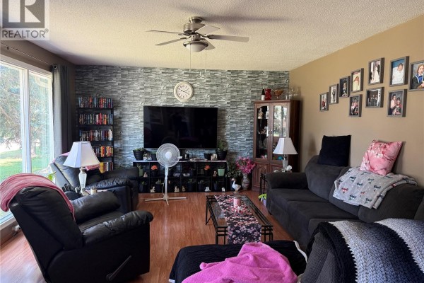 Living room - 409 Mckay Street, Radville, SK S0C2G0 Photo 4