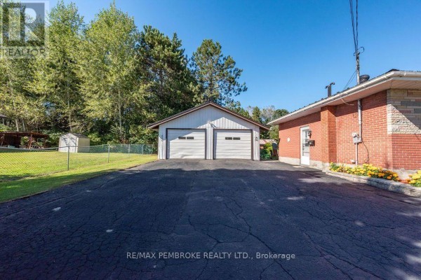 Living room - 41 Centre Street W, Petawawa, ON K8A7E8 Photo 4