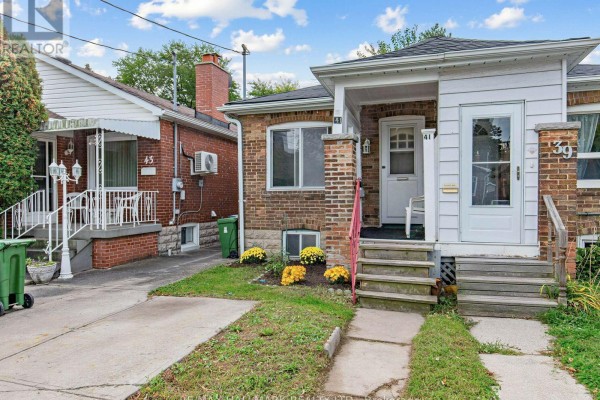 Living room - 41 Gowan Avenue, Toronto, ON M4K2C8 Photo 2
