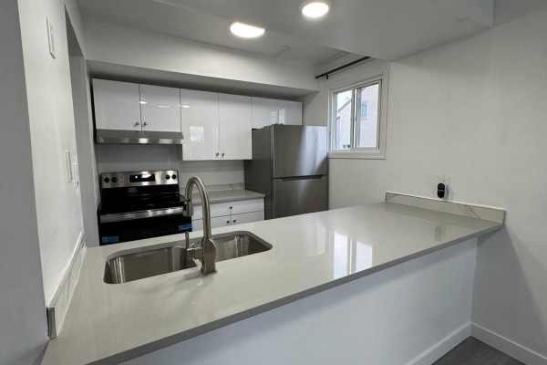 Kitchen - 41 Lancaster Tc Nw, Edmonton, AB T5X5S3 Photo 3