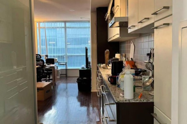 Kitchen - 410 - 770 Bay Street, Toronto, ON M5G1N6 Photo 3
