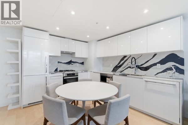 410 135 E 13th Street, North Vancouver, BC V7T1C3 Photo 4