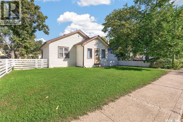 Mud room - 410 Grandview Street W, Moose Jaw, SK S6H5L1 Photo 2