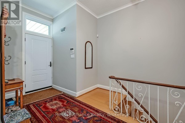 Living room - 410 The Kingsway, Toronto, ON M9A3V9 Photo 4
