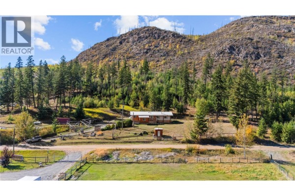Primary Bedroom - 4101 Dixon Creek Road, Barriere, BC V0E1E1 Photo 2