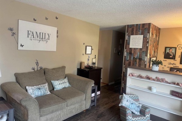 Family room - 4104 44 St, Stony Plain, AB T7Z1J6 Photo 4