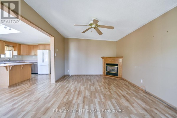 Primary Bedroom - 4105 Wesely Street, Severn, ON L3V0V4 Photo 4