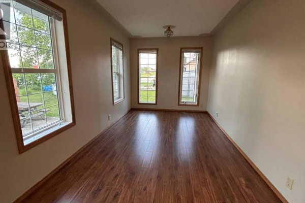 Living room - 4107 50 Avenue, Camrose, AB T4V0P7 Photo 3